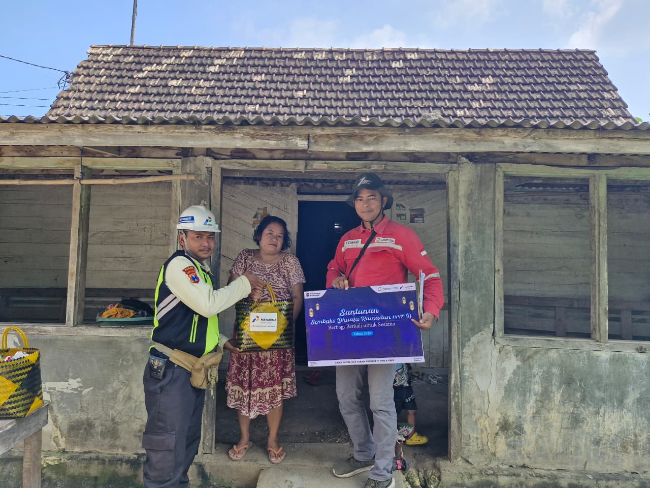 Jaga Kondusivitas Area Proyek Jelang Lebaran, Tim Project Early Work GRR Tuban Laksanakan Program Sosial Kepada Masyarakat 