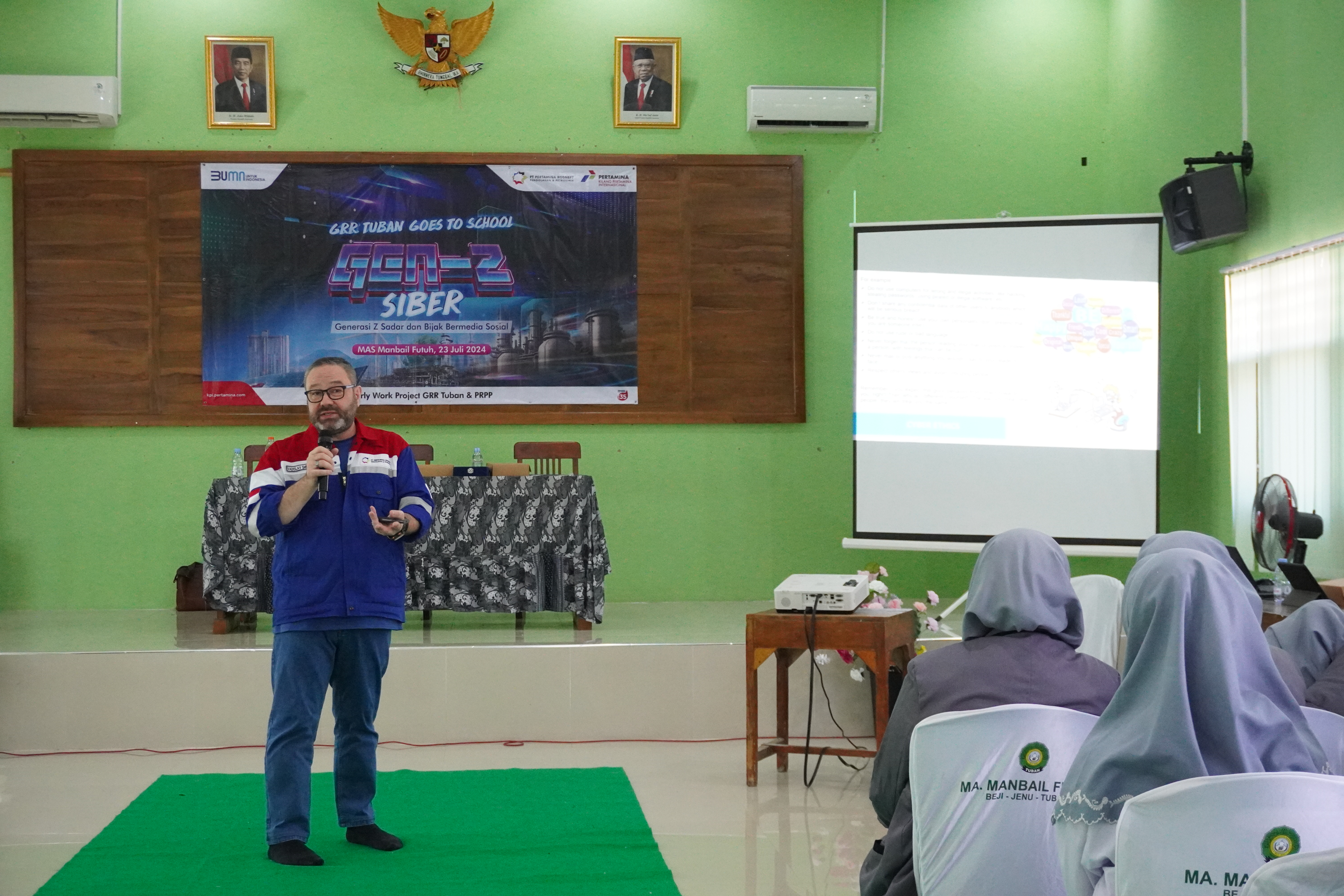 Tingkatkan Kesadaran Keamanan Berselancar di Internet, Siswa MAS Manbail Futuh Belajar Etika Dunia Siber Dari Ahli Asal Rusia